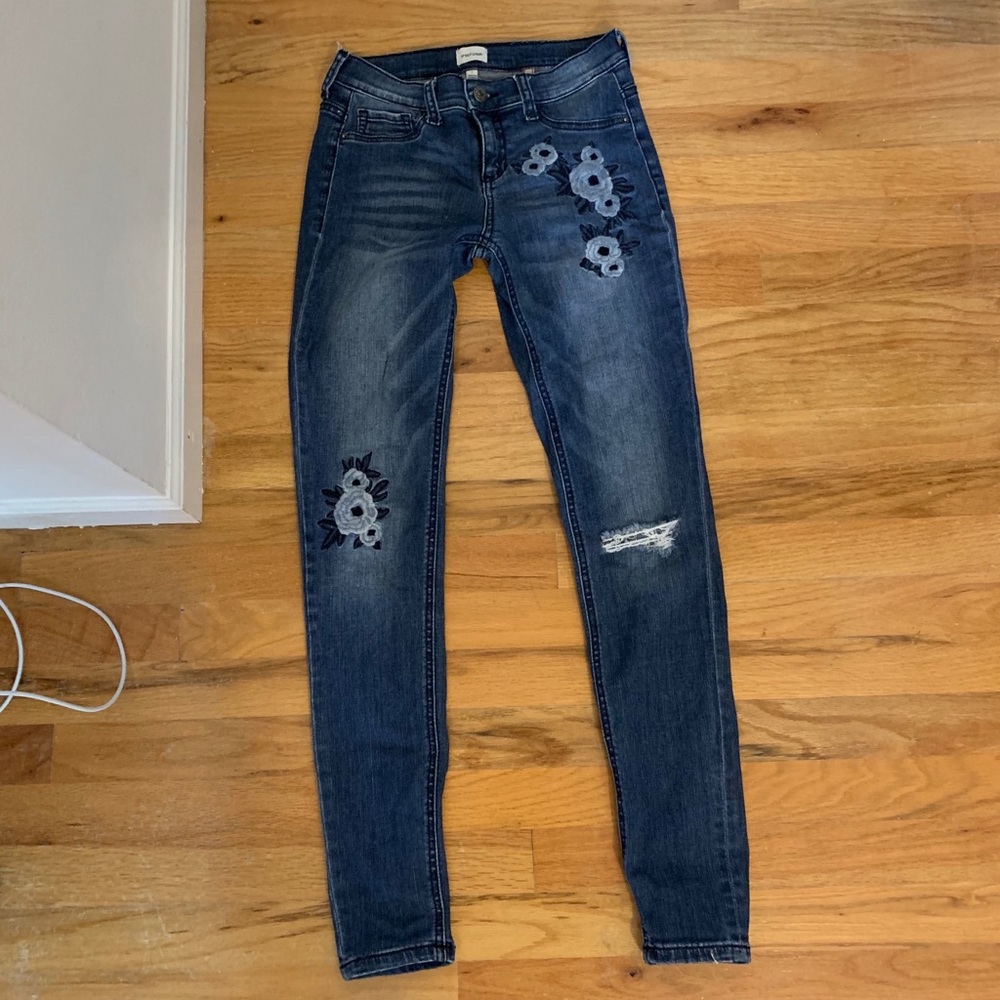 Embroidered mid rise jeans